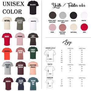 Op de afbeelding: Productcatalogus met unisex T-shirts in verschillende kleuren, waaronder zwart, wit en rood. De afbeelding toont kleurstalen en maattabellen voor volwassenen, jeugd en peuters. De tekst bevat "UNISEX COLOR" en "Youth / Toddler color."