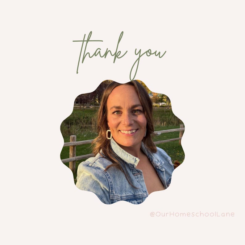 Pu&ograve; includere: Una donna sorridente con una giacca di jeans e orecchini d'oro &egrave; incorniciata da un bordo smerlato. Le parole "thank you" sono scritte in corsivo sopra la sua testa. Il testo "@OurHomeschoolLane" &egrave; in basso.