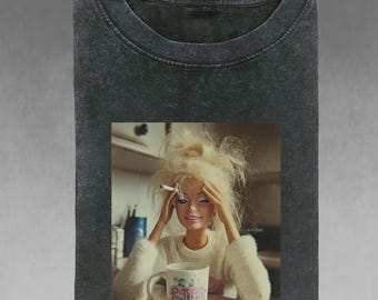 Camiseta vintage dos anos 90 com estampa de boneca desgastada, camiseta com estampa sarcástica.