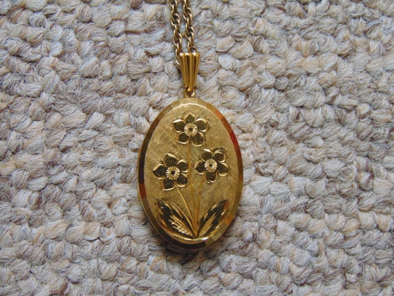 Vintage 9 ct gold floral pattern locket on 9 ct go