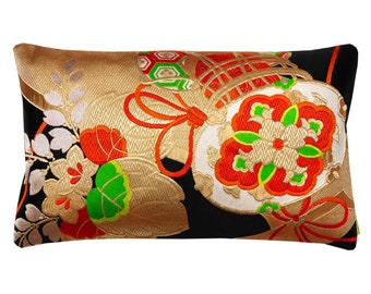 Könnte beinhalten: Ein schwarzes und goldenes Kissen mit einem Blumendesign mit roten, grünen und weißen Akzenten. Das Kissen ist mit traditioneller japanischer Stickerei verziert.