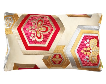 Almofada de seda creme, feita com seda obi vintage reciclada, almofada de quimono japonês com detalhes em vermelho, dourado e prateado. Hexágonos, decoração oriental asiática kiri.