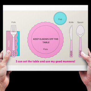 Peut inclure: Un schéma illustrant l'étiquette de la table, avec une assiette rose, une fourchette, un couteau, une cuillère et une tasse. Le texte dit "KEEP ELBOWS OFF THE TABLE" et "I can set the table and use my good manners!"