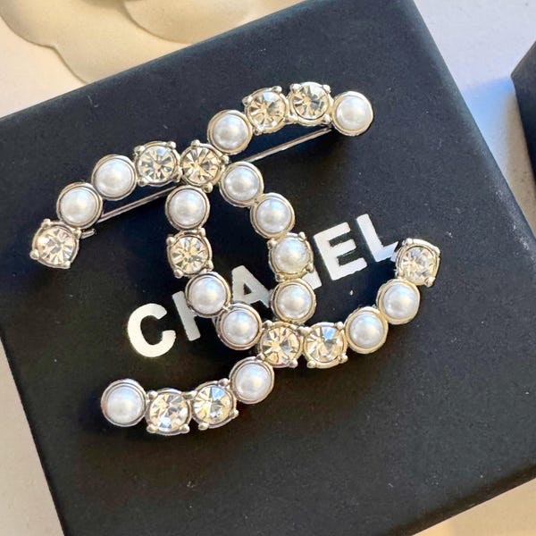 Broche de cristal de pérola de prata Chanel