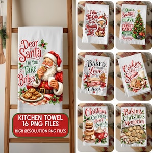 Op de afbeelding: Een collectie witte keukendoeken met diverse kerstthema-illustraties en teksten, waaronder de Kerstman die koekjes eet, een rendier, een versierde boom, peperkoekmannetjes en feestelijke zinnen zoals Dear Santa Do You Take Bribes.