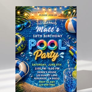 Może przedstawiać: Żywe zaproszenie na przyjęcie przy basenie z niebieskim i turkusowym schematem kolorów. Zaproszenie zawiera tekst "13. urodziny Matta, Pool Party". Projekt zawiera piłkę plażową, okulary przeciwsłoneczne, pistolet na wodę i napój z limonką.