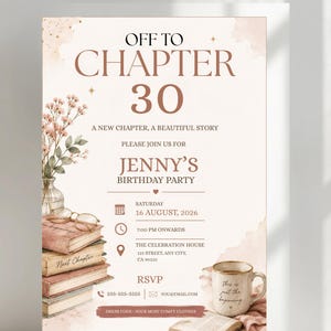 Pode incluir: Um convite de festa de aniversário com o texto OFF TO CHAPTER 30, JENNY'S BIRTHDAY PARTY e a data 16 de agosto de 2026. O design inclui ilustrações de uma pilha de livros, óculos, um vaso com flores e uma caneca de café em fundo claro.