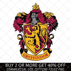 Puede incluir: Un escudo de la casa Gryffindor rojo y dorado de la serie Harry Potter. El escudo presenta un león, una espada y una pancarta con las palabras "Gryffindor" en ella. El escudo está rodeado de una pancarta roja y dorada con las palabras "BUY 2 OR MORE GET 40% OFF COMMERCIAL USE CUTTING FILES PNG".