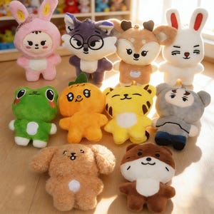 Puede incluir: Una colección de llaveros de animales de peluche en varios colores y diseños. Los llaveros incluyen un conejito rosa, un zorro morado, un ciervo marrón, un conejito blanco, una rana verde, una calabaza naranja, un tigre amarillo, un oso gris, un perro marrón y un oso marrón y blanco.