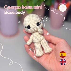 Puede incluir: Una pequeña base de muñeca tejida a ganchillo en color crema con cabeza redonda, ojos de plástico negro y pestañas bordadas. La figura presenta un torso sencillo, dos brazos y dos piernas, todo elaborado con hilo en un punto apretado.