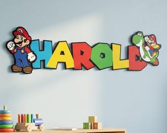 Puede incluir: Una colorida decoración de pared que deletrea "HAROLD" en letras grandes y en bloque con un tema de Mario. Las letras son rojas, amarillas, verdes y azules, con personajes de Mario y Yoshi a cada lado. La habitación tiene una pared azul claro y muebles de madera.