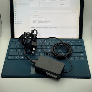 Microsoft Surface Pro 4 Modello 1724 con SSD da 128 GB, 4 GB di RAM, m3-6Y30, Windows 11 Pro