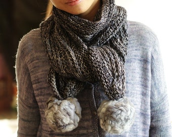 Knitting pattern pdf: Tintinnio cozy cabled scarf with roving pompoms