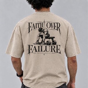 Camiseta cristã de ginástica "Fé Acima do Fracasso", Filipenses 4:13 - Camiseta vintage com estampa, camiseta cristã para treino, estampa de Jesus nas costas para exercícios.