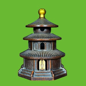 Bruciatore di incenso a forma di tempio in bronzo dorato, pagoda a 3 livelli, incensiere aromatico orientale per la meditazione.