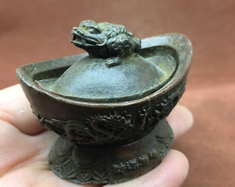 Bruciatore di incenso a forma di rospo Yuanbao in bronzo patinato fuso a mano, animaletto da tè/statuina simbolo di ricchezza fortunata