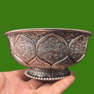 Utsmyckad silverpläterad skål med fenix och häst, vintage tibetansk offerfat