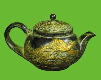 Bule de chá vintage em bronze com fênix, relevo de pássaro dourado e pátina verde antiga.
