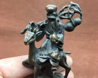 Statuetta vintage in bronzo patinato fuso a mano raffigurante un cervo e un rito di preghiera / Accent per la cerimonia del tè del dio della longevità fortunato