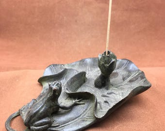 Raro bruciatore di incenso a forma di rana con foglia di loto in bronzo fuso a mano / statuetta portafortuna della natura serena