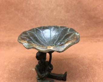 Bruciatore di incenso a forma di bambino e foglia di loto in bronzo patinato fuso a mano / Vassoio decorativo con motivo naturale stravagante