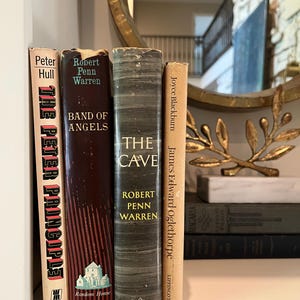 Libros vintage de tapa dura en tonos neutros / Decoración de estantería en crema, beige y gris carbón.