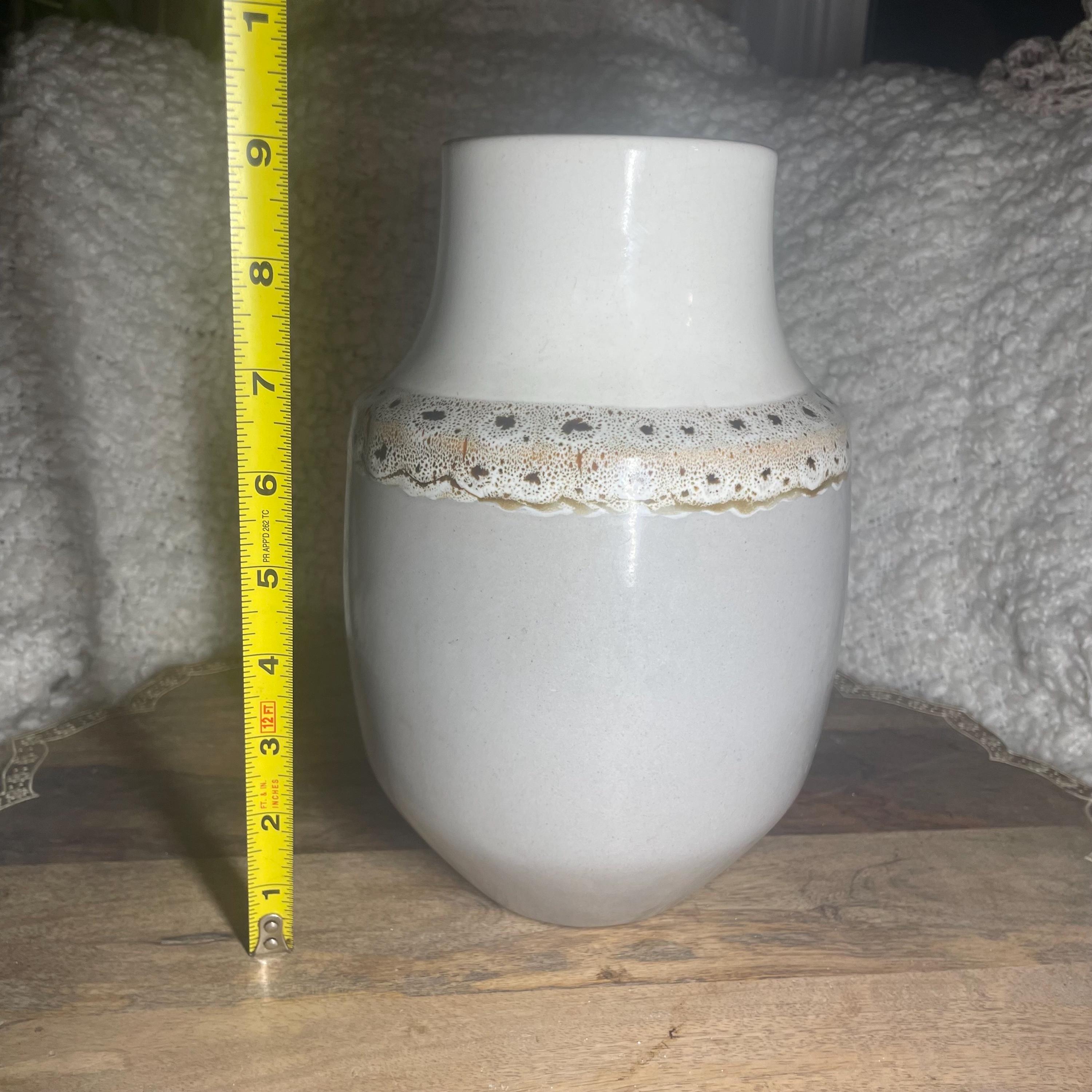 グレー 花瓶 白いバラ装飾 グレーの陶器製花瓶 フラワーベース 水 ドライフラワー 生花 素焼風 陶器製 花瓶・フラワースタンド