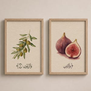 Puede incluir: Dos cuadros de pared con marcos de madera clara. La lámina de la izquierda presenta una ilustración en acuarela de una rama de olivo con aceitunas verdes y texto árabe. La de la derecha muestra un higo entero y otro cortado con texto árabe.