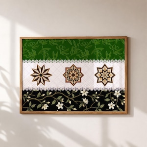 Puede incluir: Una pieza de arte mural rectangular en un marco de madera con tres bandas horizontales. La banda superior es verde con ilustraciones de ramas de olivo. La banda central es blanca con tres patrones de estrellas geométricas. La banda inferior es negra con enredaderas florales blancas.