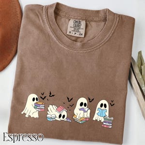 Camiseta de Halloween con temática literaria de Comfort Color, camiseta de lector fantasma, top lindo y espeluznante para amantes de los libros, camiseta de lectura de otoño, sudadera unisex de octubre