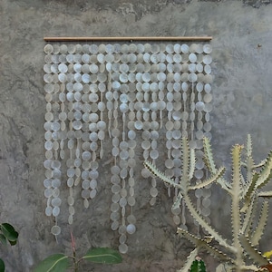 Puede incluir: Un juego de tres tazas de cerámica con un acabado mate moteado. Las tazas son de color crema, gris claro y gris oscuro. Cada taza tiene un diseño simple y minimalista.