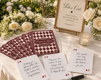 Può includere: Un set di schede per consigli di matrimonio con un motivo a rombi bordeaux e bianco sul retro con il testo Emma & Lucas 10-05-2026. Il fronte delle schede è bianco con simboli di asso di cuori rossi e messaggi scritti a mano. Una cornice dorata mostra Pick a Card.