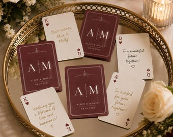 Può includere: Un set di carte da gioco personalizzate con una combinazione di colori bordeaux scuro e bianco. Le carte mostrano le iniziali A e M, i nomi Alice e Molly, la data 08.10.2026 e vari messaggi di auguri scritti a mano.