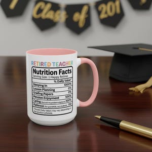 K&ouml;nnte beinhalten: Eine wei&szlig;e Keramiktasse mit rosa Innenraum und Henkel, mit dem Text "RETIRED TEACHER" und einer Parodie des Etiketts "Nutrition Facts". Das Etikett listet humorvolle Tageswerte f&uuml;r Aktivit&auml;ten wie Schlafen und Rentengenuss auf.