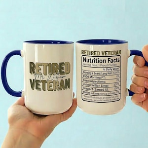 Peut inclure: Mug en céramique blanche avec une anse et un bord bleu marine. Le mug présente le texte "RETIRED Mr. William VETERAN" d'un côté et une étiquette "Nutrition Facts" de l'autre, listant des valeurs quotidiennes humoristiques. Un cadeau parfait pour un vétéran.