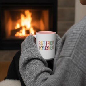 K&ouml;nnte beinhalten: Ein Set aus drei Keramikbechern mit gesprenkelter, matter Oberfl&auml;che. Die Becher sind in den Farbt&ouml;nen Creme, Hellgrau und Dunkelgrau gehalten. Jeder Becher hat ein schlichtes, minimalistisches Design und einen abgerundeten Griff.