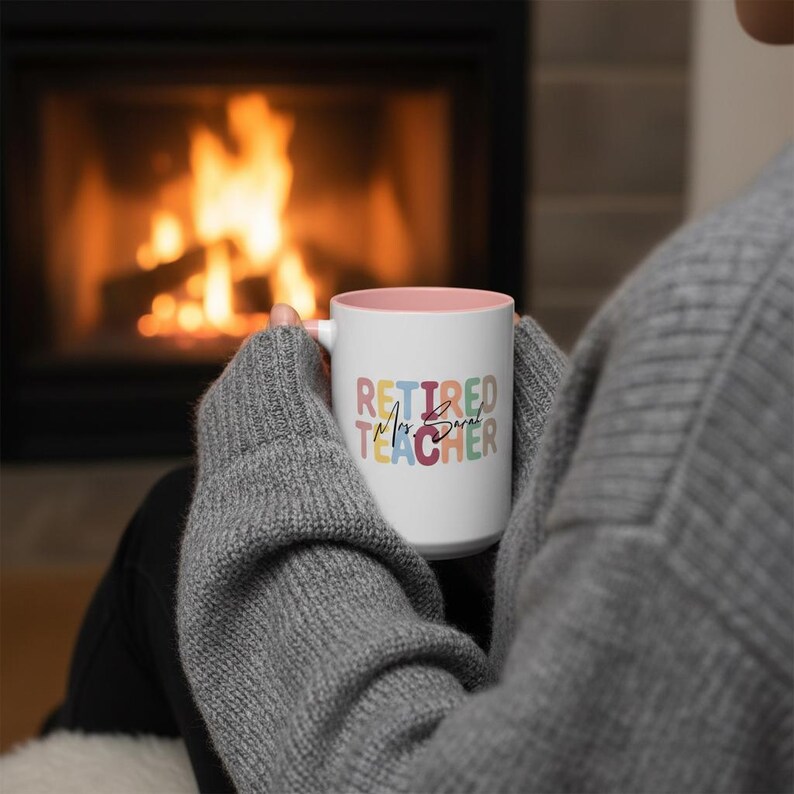 K&ouml;nnte beinhalten: Ein Set aus drei Keramikbechern mit gesprenkelter, matter Oberfl&auml;che. Die Becher sind in den Farbt&ouml;nen Creme, Hellgrau und Dunkelgrau gehalten. Jeder Becher hat ein schlichtes, minimalistisches Design und einen abgerundeten Griff.