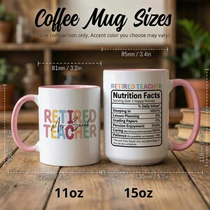 K&ouml;nnte beinhalten: Zwei wei&szlig;e Keramikbecher mit rosa Griffen und R&auml;ndern. Ein Becher hat den Text "Retired Mrs. Sarah Teacher", der andere "Retired Teacher Nutrition Facts". Die Becher sind 95mm und 118mm hoch.