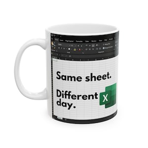 Pode incluir: Uma caneca de cerâmica branca com um gráfico impresso da interface de uma planilha do Microsoft Excel. O design inclui o texto preto "Same sheet. Different day." e o logotipo verde do Excel, sobre uma grade de células de planilha.