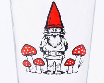 赤いキノコが描かれたガーデンノームのパイントグラス（少し不規則な形）