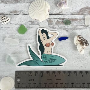 Adesivo Mermaid Vibes - Adesivo carino per bottiglia d'acqua o laptop - Regalo per gli amanti dell'oceano - Design in vinile giocoso e resistente