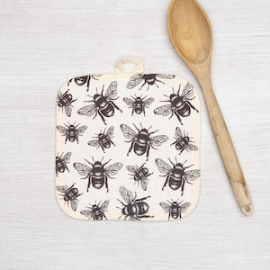 Bee Potholder - Honeybee Pot Holder - Bee Housewarming Gift - Bumble Bee Gift - Gift for Beekeeper - Bee Kitchen Decor - Bee Wedding Gift