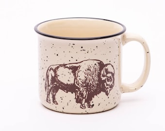 わずかに不規則なバイソンの陶器製コーヒーマグ