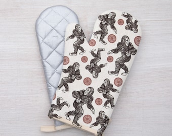 Sasquatch Oven Mitt: Bigfoot Kitchen Decor, Heat Resistant