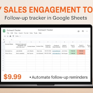 Puede incluir: Un portátil muestra un rastreador de seguimiento de Google Sheets con el texto "DIY SALES ENGAGEMENT TOOL". La pantalla muestra una hoja de cálculo con información de contacto y fechas. Una pequeña planta en maceta está a la derecha.