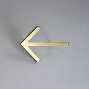 Metalen wandbord met pijl. Bewegwijzeringssysteem met richtingspijlen. Info adres nummer pijl borden. Wanddecoratie. IJzeren pijlsymbolen/figuur