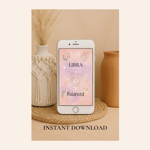 Może przedstawiać: Biały smartfon wyświetla cyfrowy projekt graficzny z motywem Wagi z napisami "11:11", "Libra" i "Balanced". Telefon spoczywa na plecionej macie, z dekoracyjnym wazonem i brązowym ceramicznym dzbanem w tle. U dołu znajduje się napis "INSTANT DOWNLOAD".