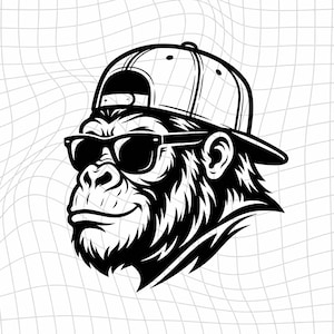 Könnte beinhalten: Eine schwarz-weiße grafische Illustration eines Gorillakopfes, der eine Baseballkappe und eine dunkel gerahmte Sonnenbrille trägt. Das Design zeichnet sich durch kräftige Linien und kontrastreiche Schattierungen vor einem verzerrten Gitterhintergrund aus.