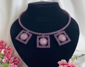 Élégance violette : collier de perles fait main avec cristaux