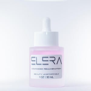 Puede incluir: Botella de vidrio esmerilado con tapa cuentagotas blanca, que contiene un líquido rosa. La etiqueta dice "ELERA ADVANCED REJUVENATION BEAUTY UNSTOPPABLE 1 OZ | 30 ML". La botella está sobre un fondo blanco.